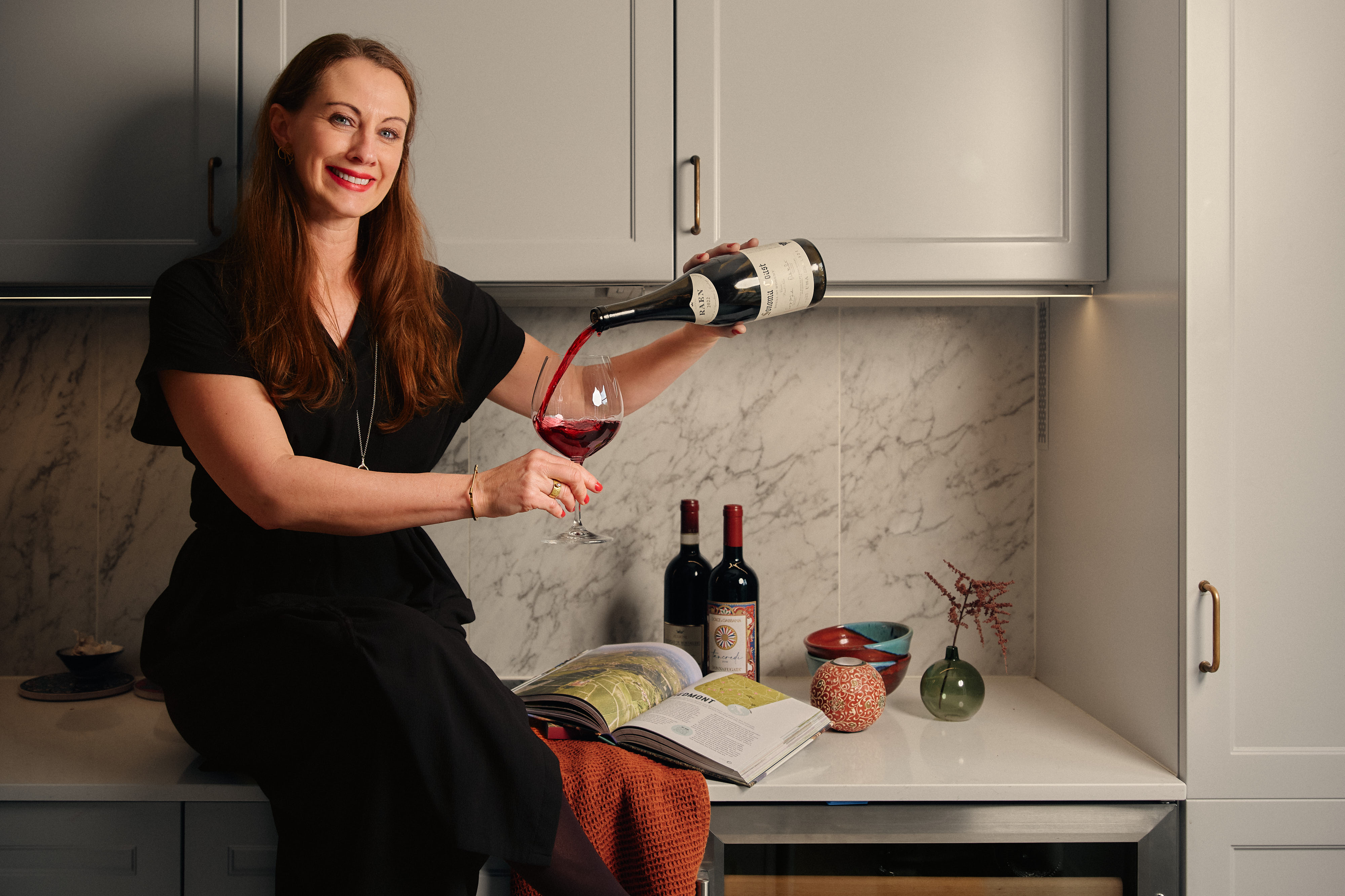 Camilla Sand häller upp vin vid privat vinprovning