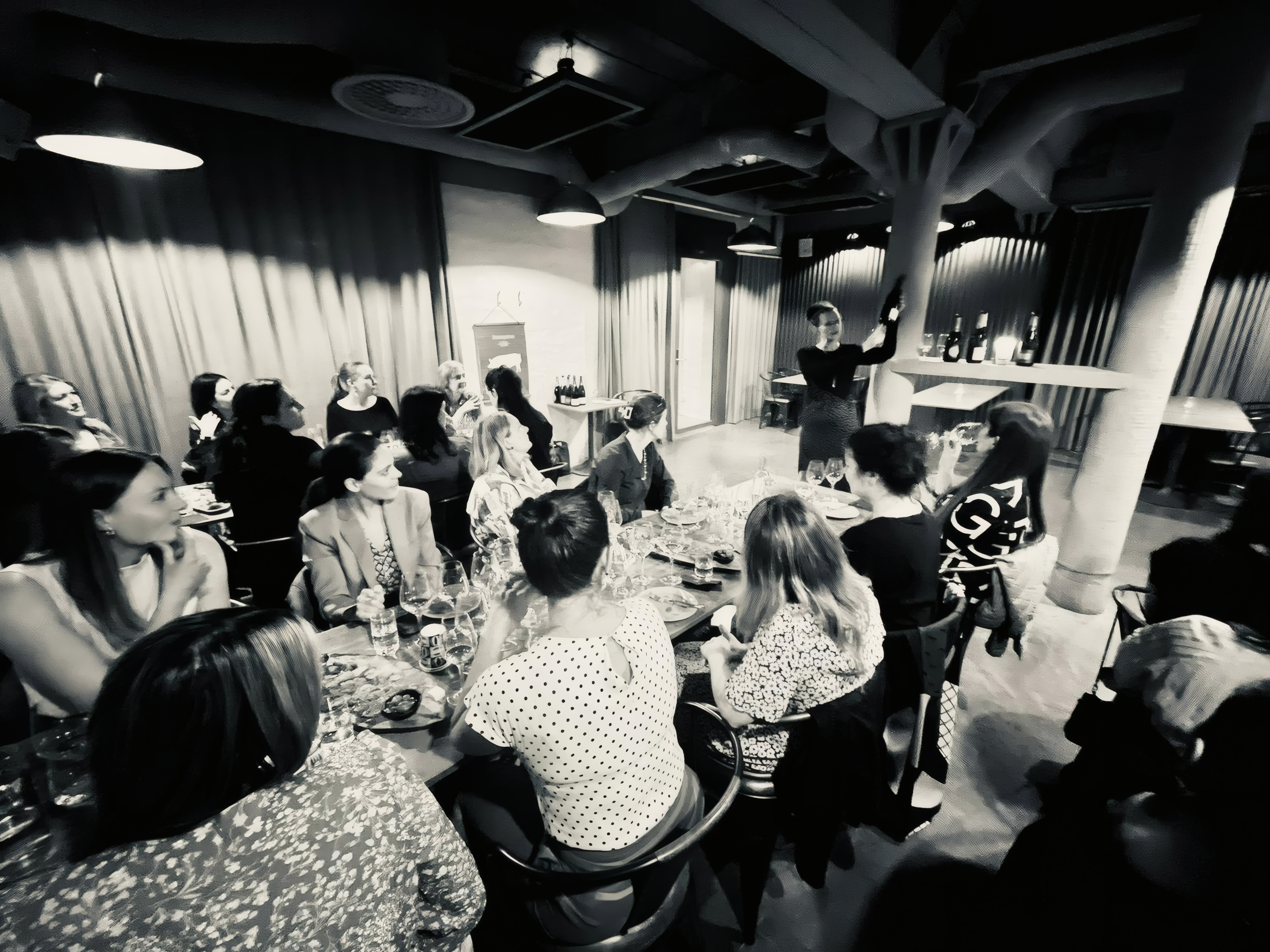 Vinprovning för företag — eventsalongen i svartvitt