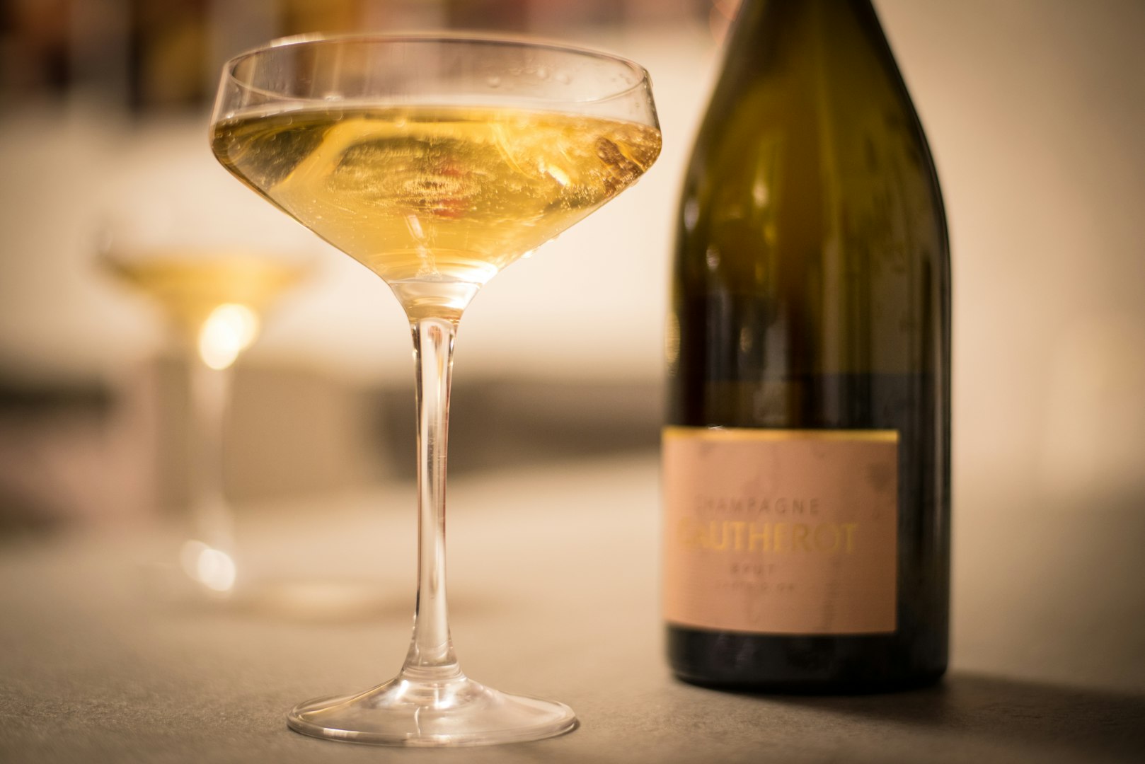 Champagne i ett glas mot ljuset